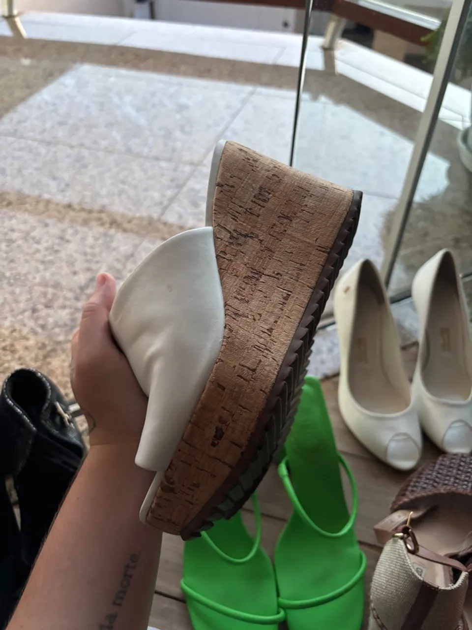 Sandália Anabela Branco com Detalhes em Cortiça