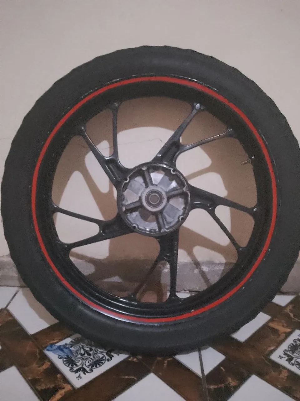 Roda de Moto Aro 17 Preta com Detalhe Vermelho