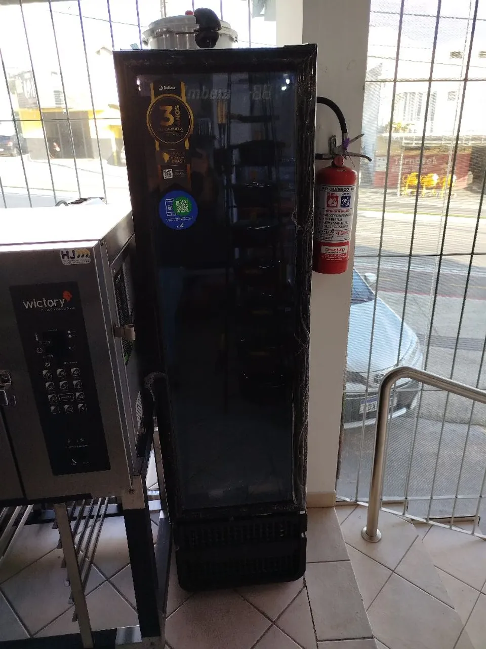 R1 Cervejeira slim porta de vidro com iluminação em led interno e painel digital Imbera