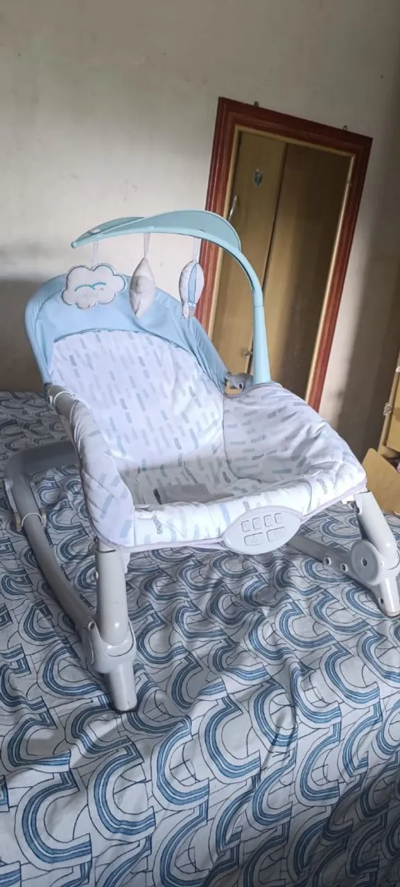 Cadeira de descanso para bebê com móbile