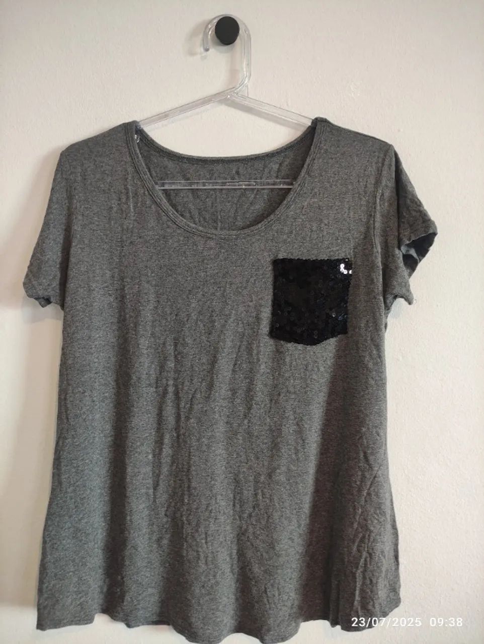 Camiseta Grafite Bolso Paetê