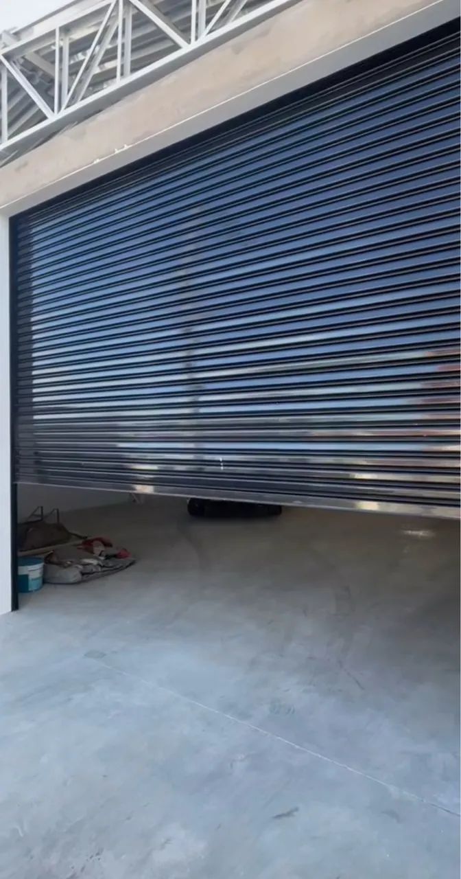 Porta de enrolar para comércio. Em aço galvanizado  reforçando  - Foto 2