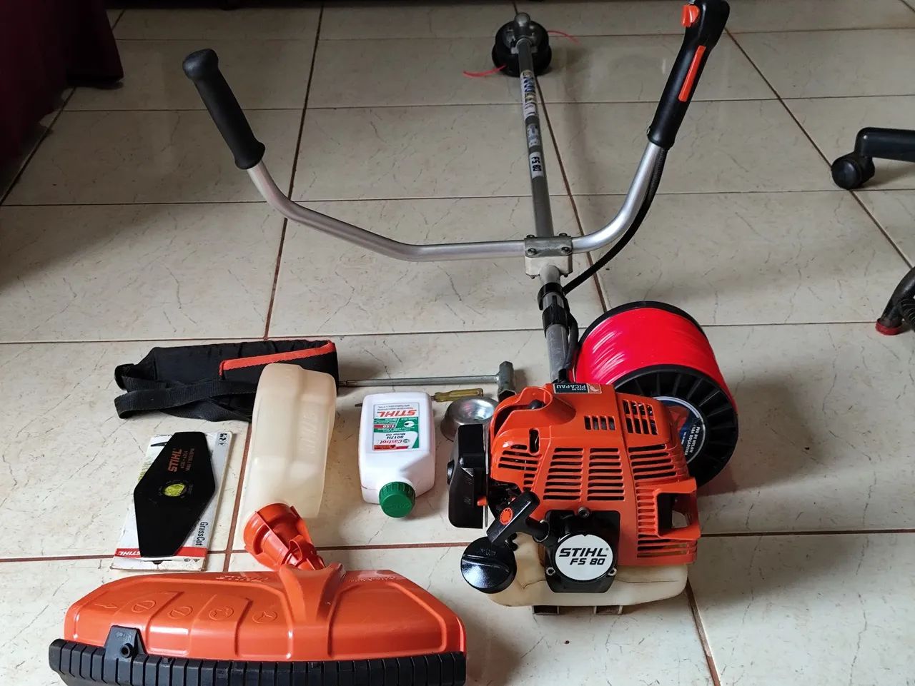 Roçadeira Stihl FS80 Original com acessórios  - Foto 2