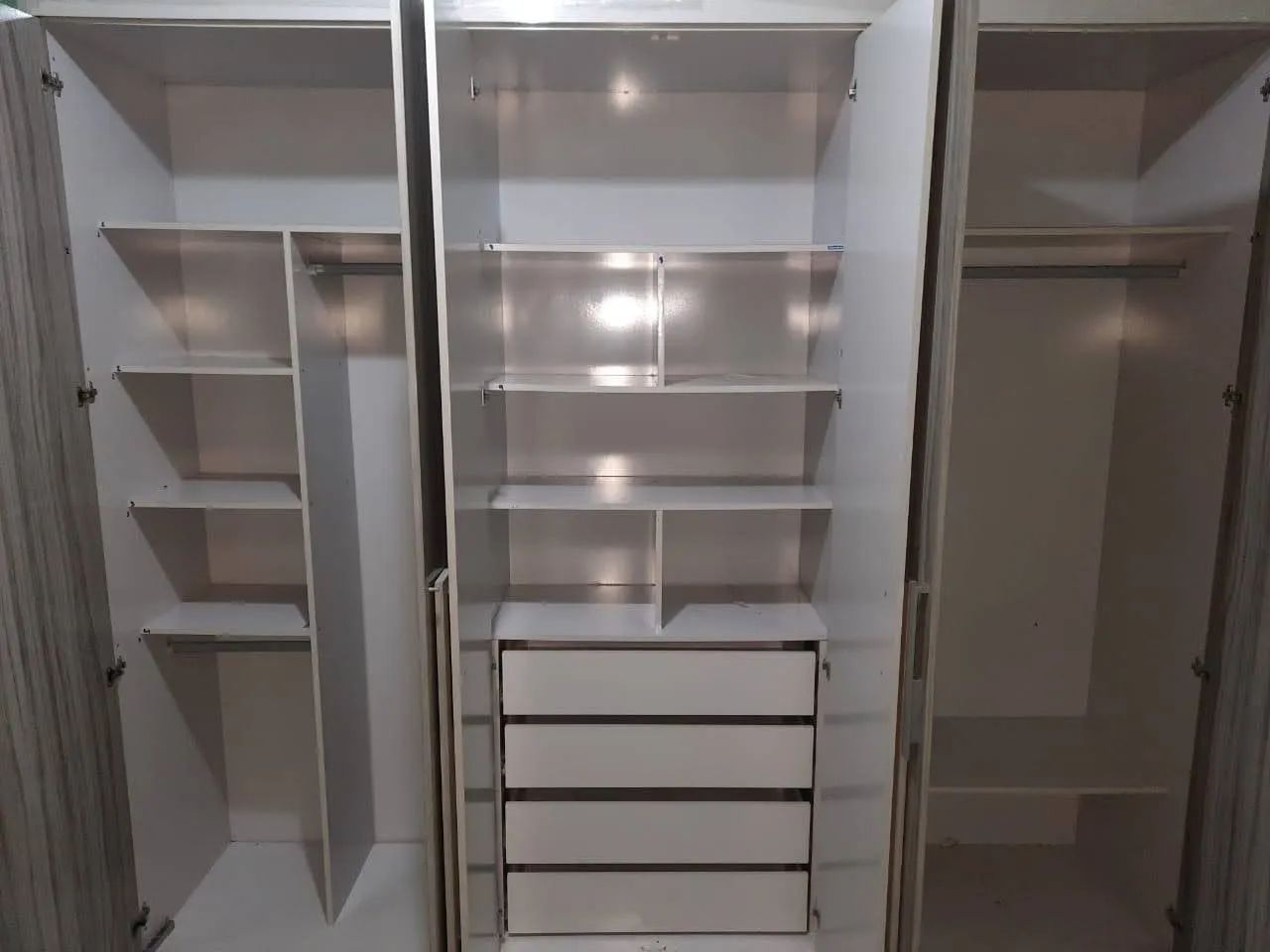 Guarda-roupa de 6 portas com 4  gavetas