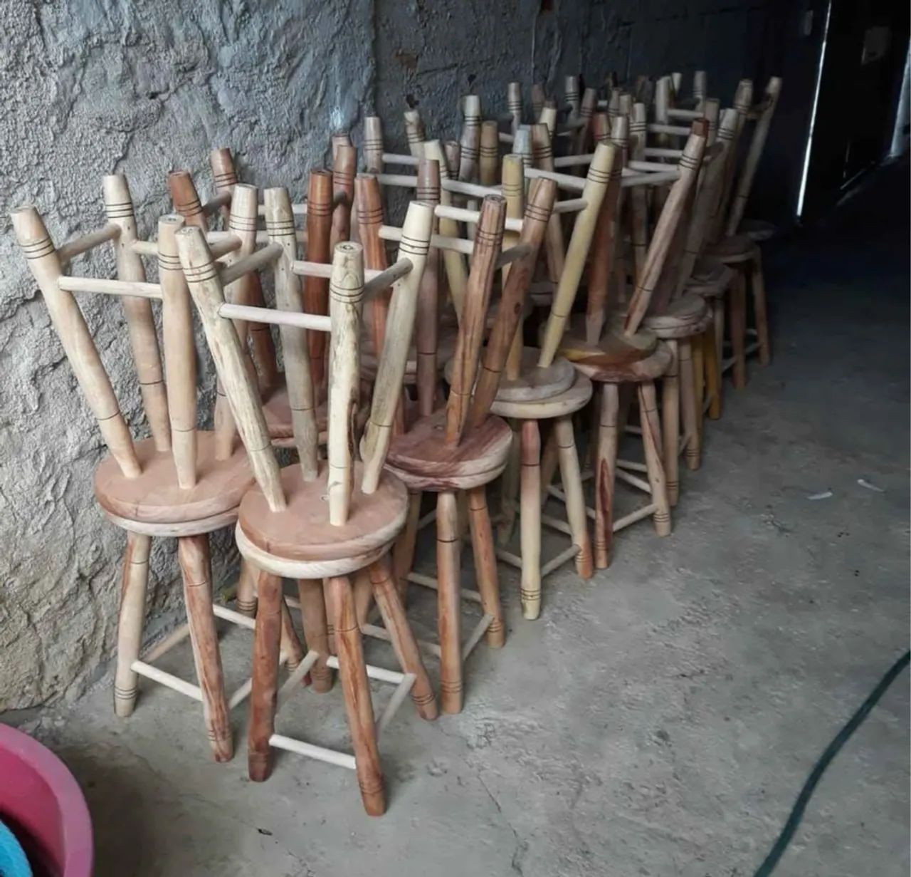 Bancos de madeira rústica novos cada 50cm de altura 