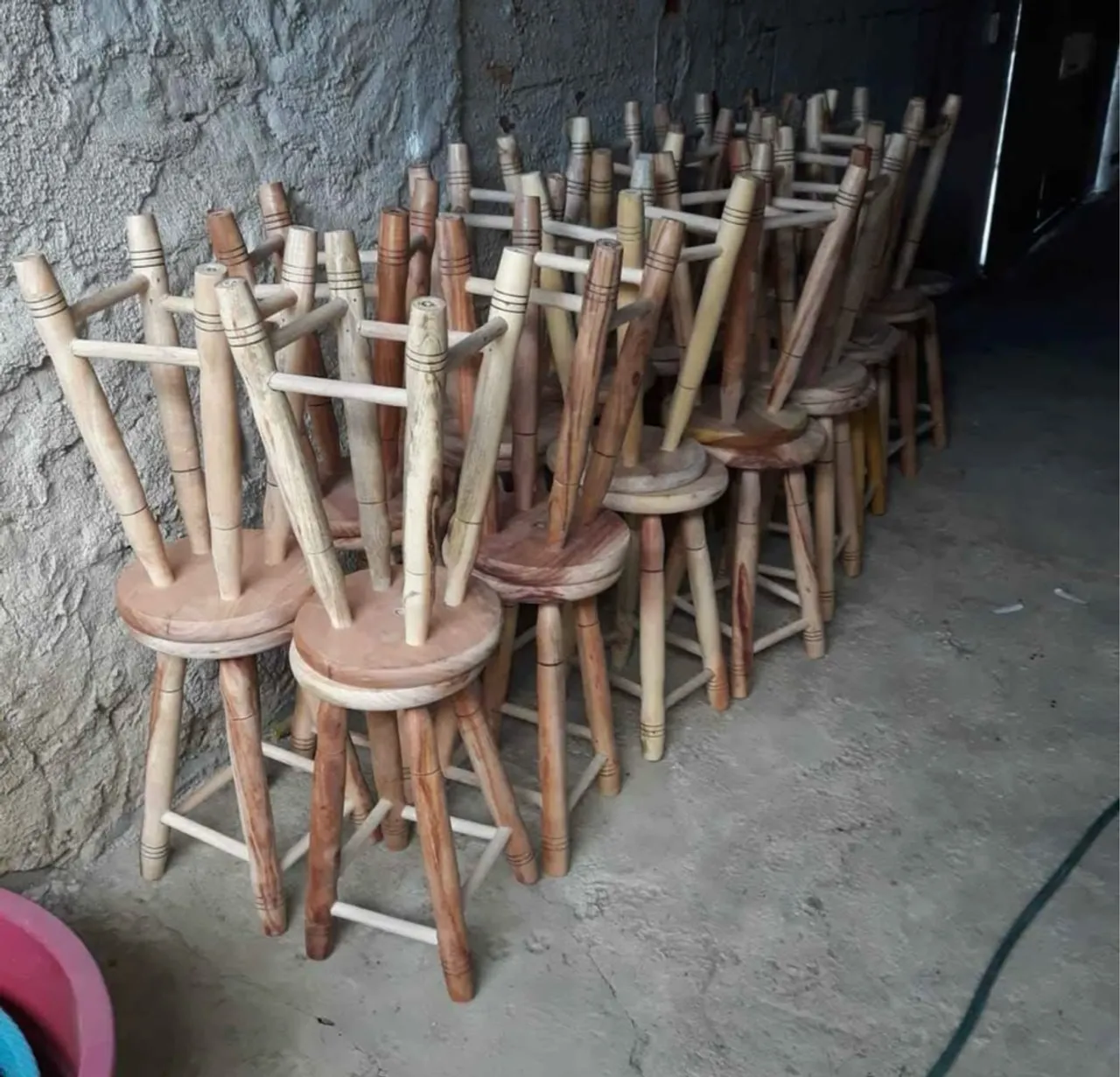 Bancos de madeira rústica novos cada 50cm de altura