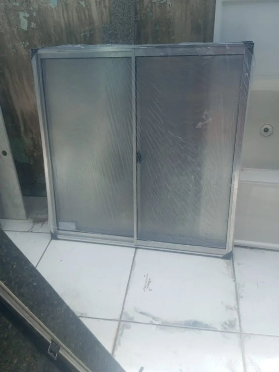 Janela de vidro liso nova no plástico 1 x 1m. Negociável!