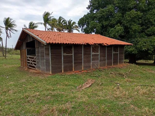 Baias para cavalos desmontável em madeira e aço galvanizado.