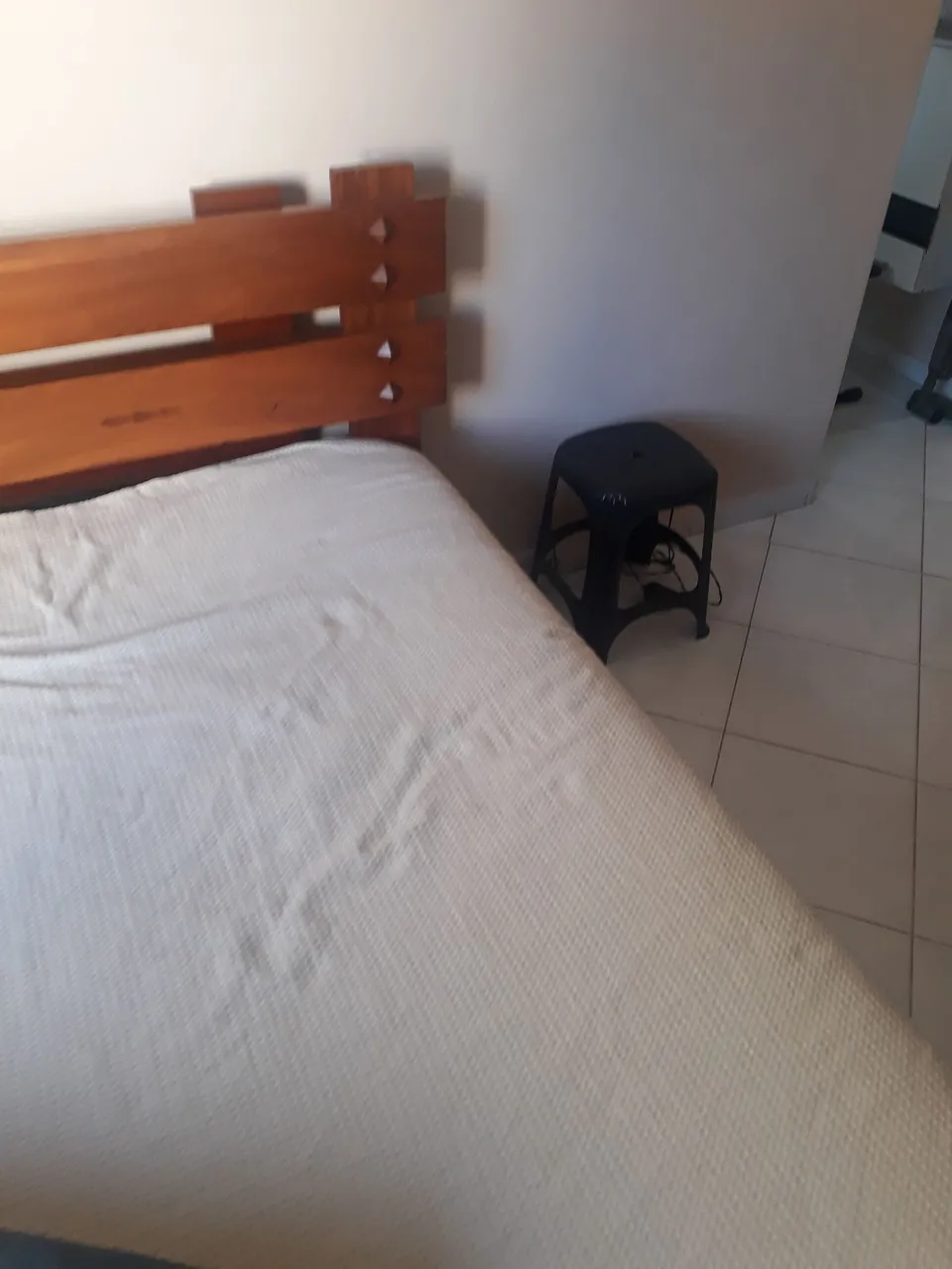 Cama de madeira com cabeceira estilosa