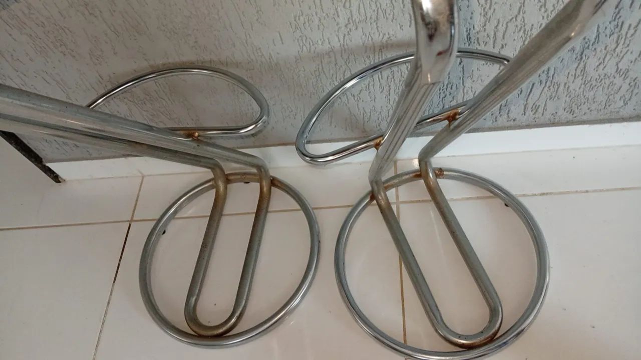 Duas banquetas com assentos revestidos em couro compradas na loja Tok Stok - Foto 2