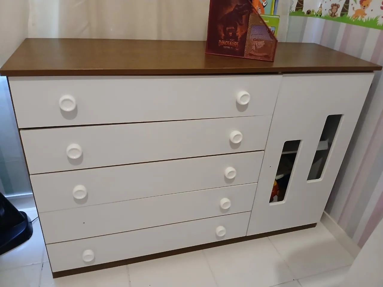 Cômoda infantil 5 gavetas e 1 porta