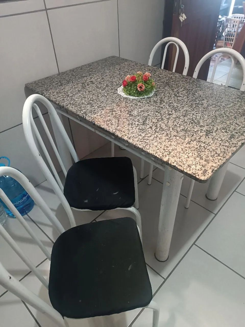 Mesa de granito com 4 cadeiras64276680831490121