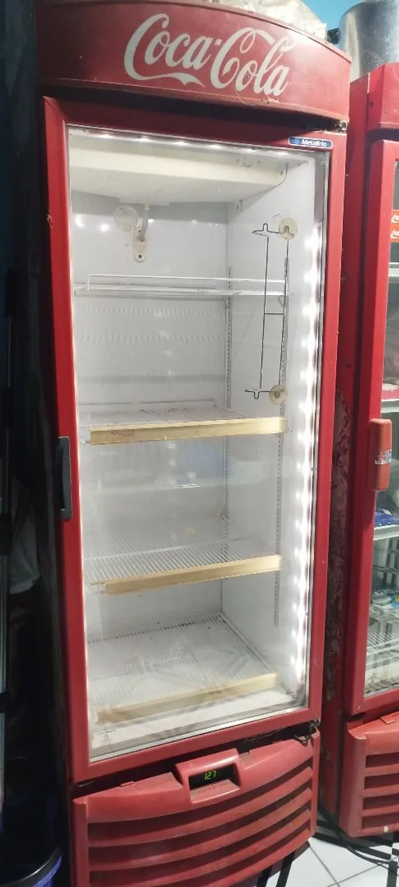 Freezer vertical funcionando perfeitamente.