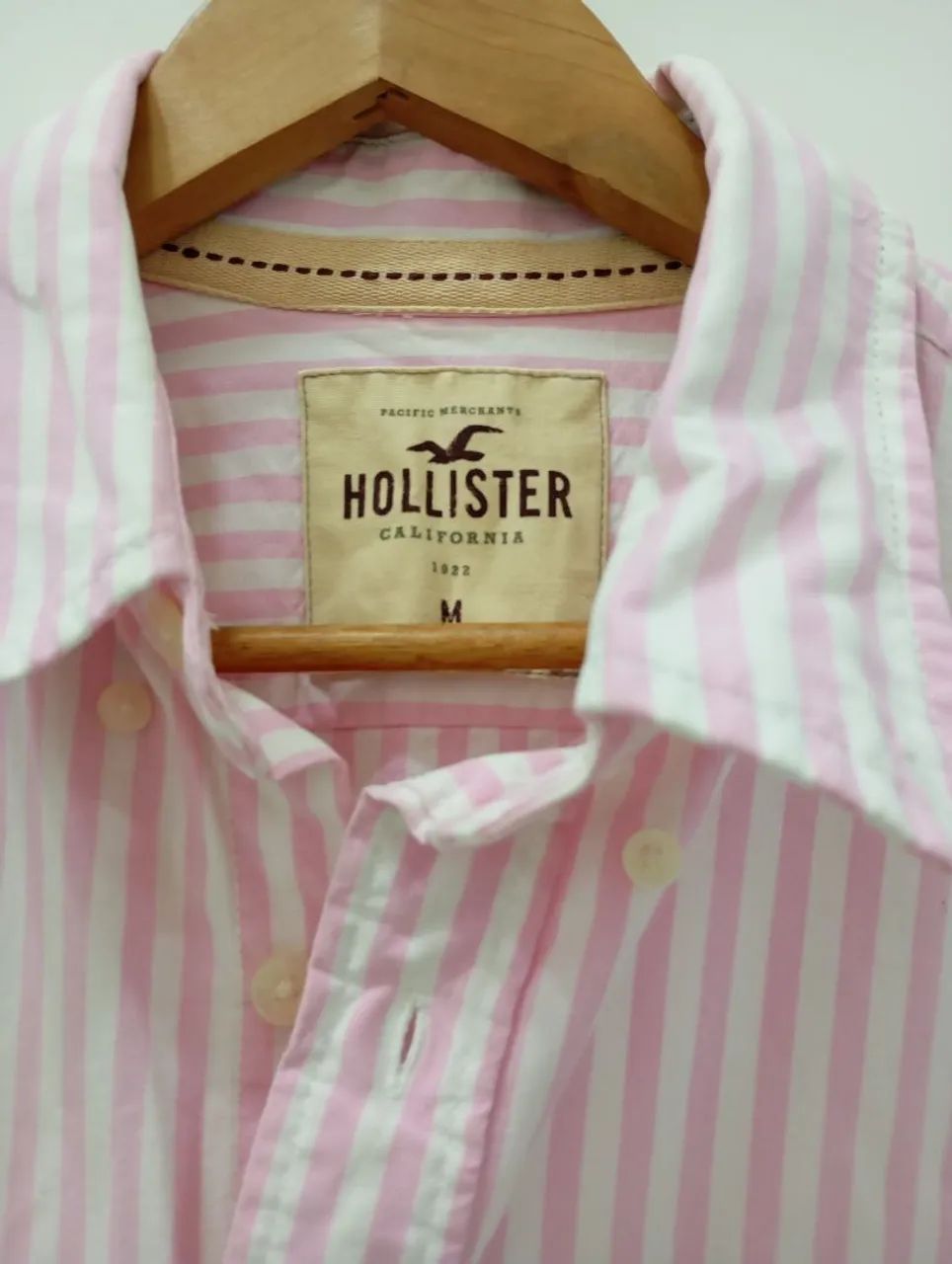 Camisa Hollister Listrada Rosa e Branca - Foto 4
