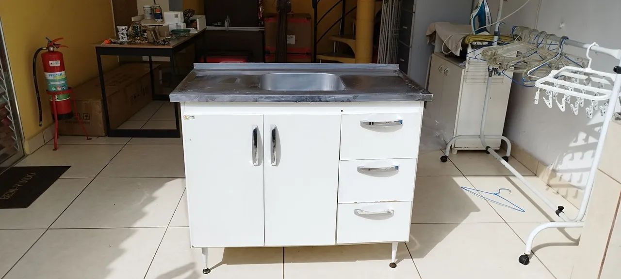 Gabinete de cozinha branco com pia