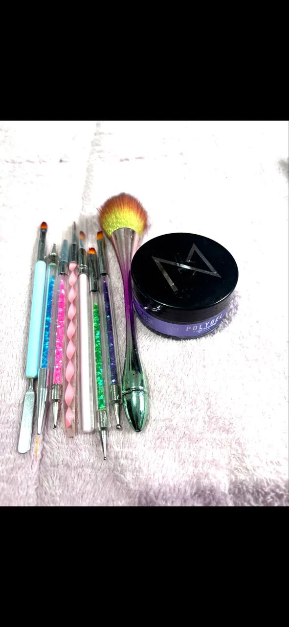 Mesa e esmalteiro unhas 64352685415810124