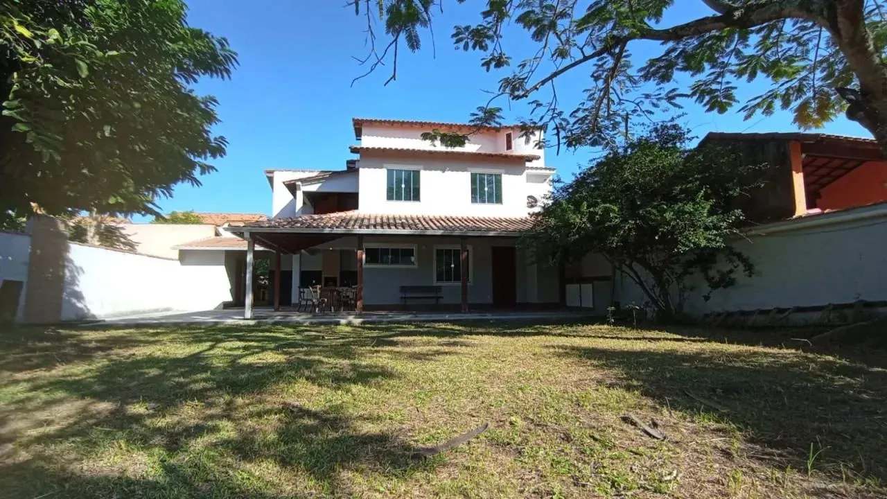 Excelente casa com 3 pavimentos no Boqueirão