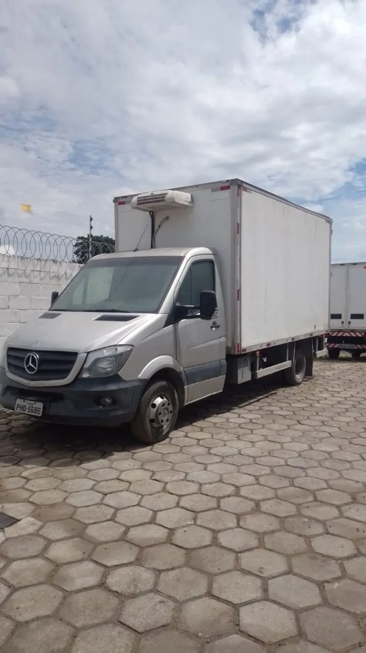 Vende-se caminhão baú sprinter 515 ano 2018 quitado