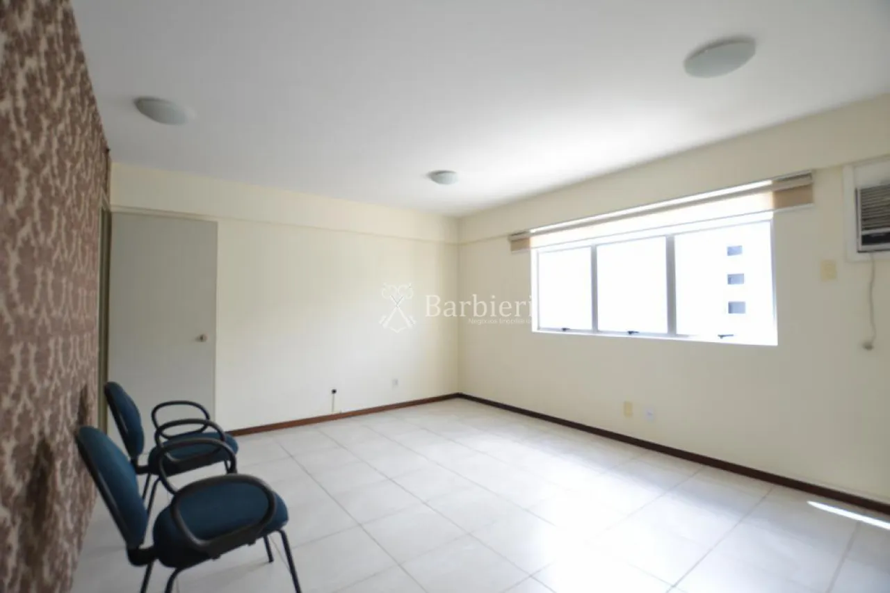 Sala comercial para locação no Centro de Blumenau com área total de 45m² e área privativa