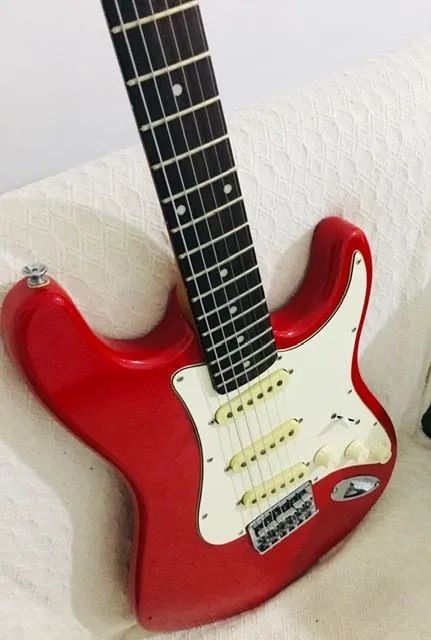 Guitarra Fender Squier Strat Bullet  - Foto 2