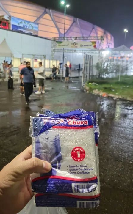 Capa de chuva descartável transparente  - Foto 2