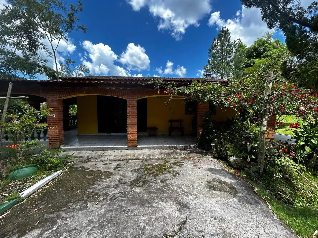 Chácara de boa topografia com lago em Juquitiba