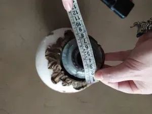 ABAJUR ANTIGO DE MESA, PORCELANA PINTADO A MÃO - Foto 3