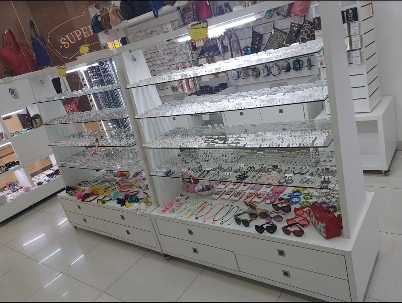 Armário de Vidro para Joias/cosméticos em material 100% MDF em ótimo estado.