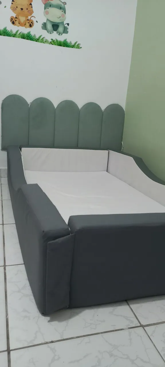 Cama infantil com cabeceira e laterais acolchoadas