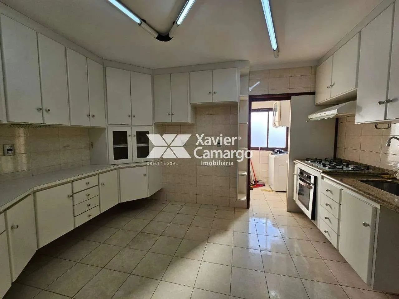Apartamento duplex no centro com 4 dormitórios.