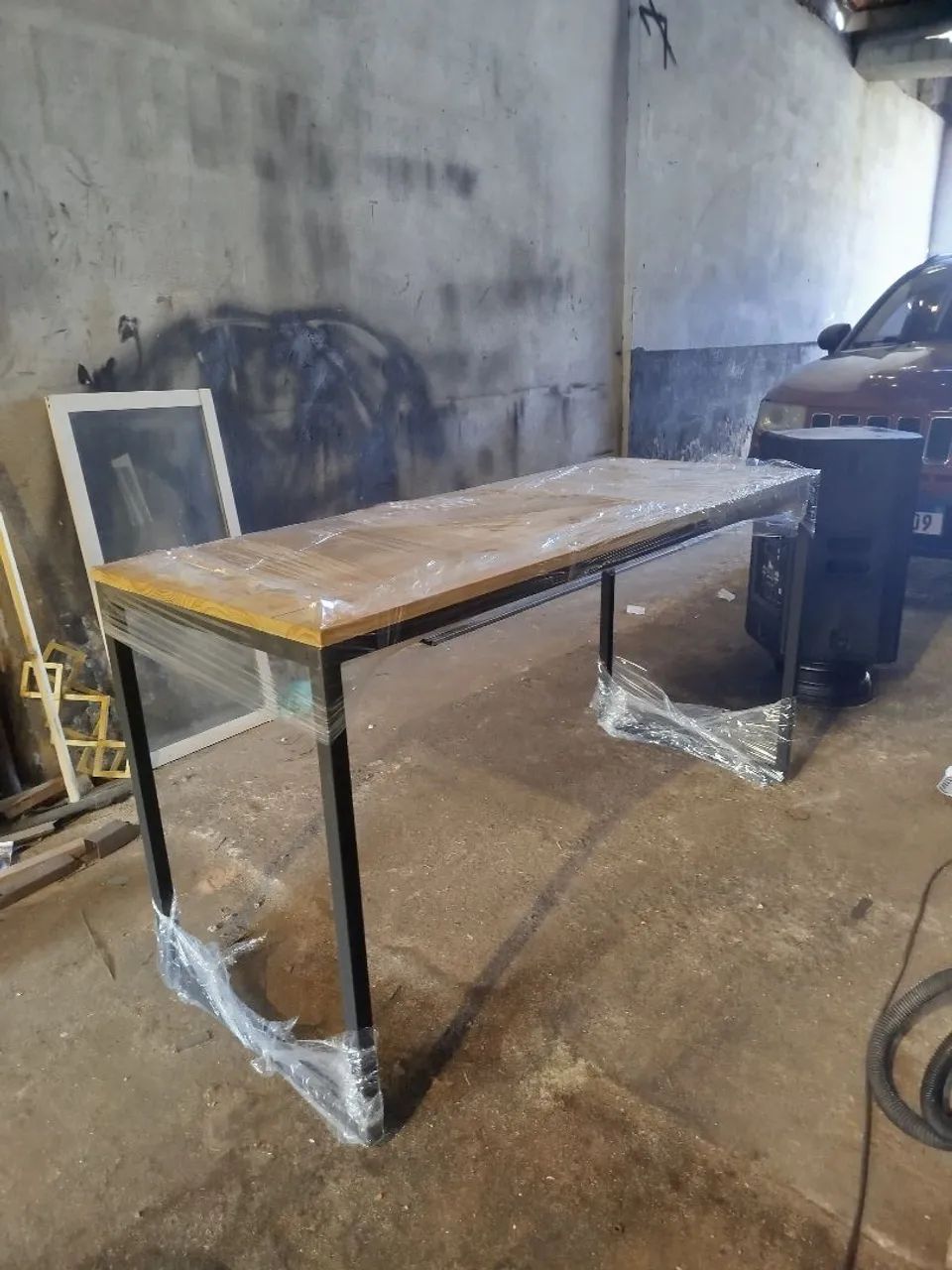 Mesa de escritório industrial com tampo de madeira - Foto 4