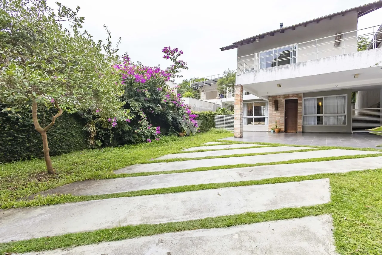 Casa no São Lourenço, vizinha ao parque, 261m, 4 qtos, 1 suite, 4 vagas, quintal, rua tran