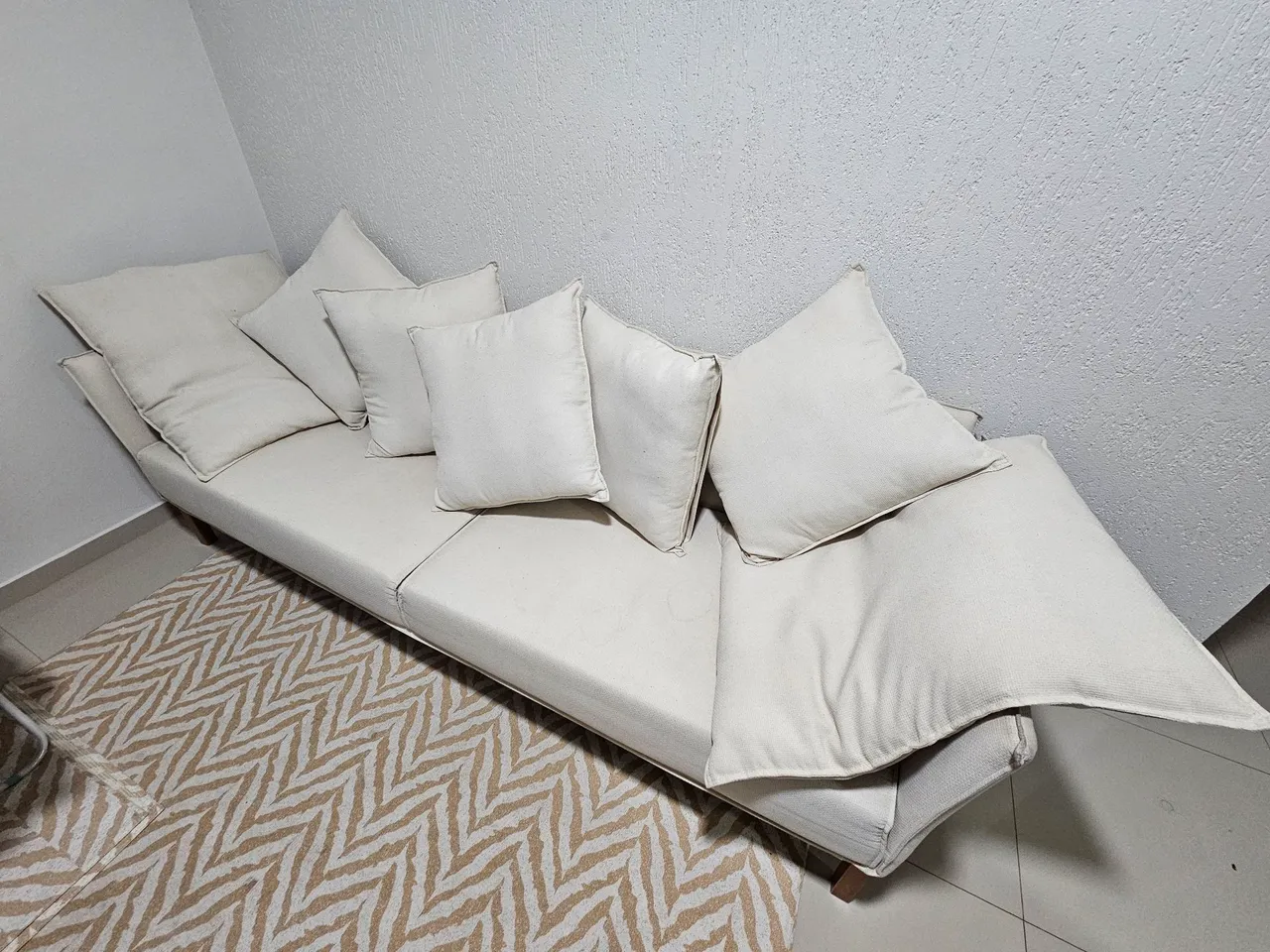 Sofá divã moderno com almofadas