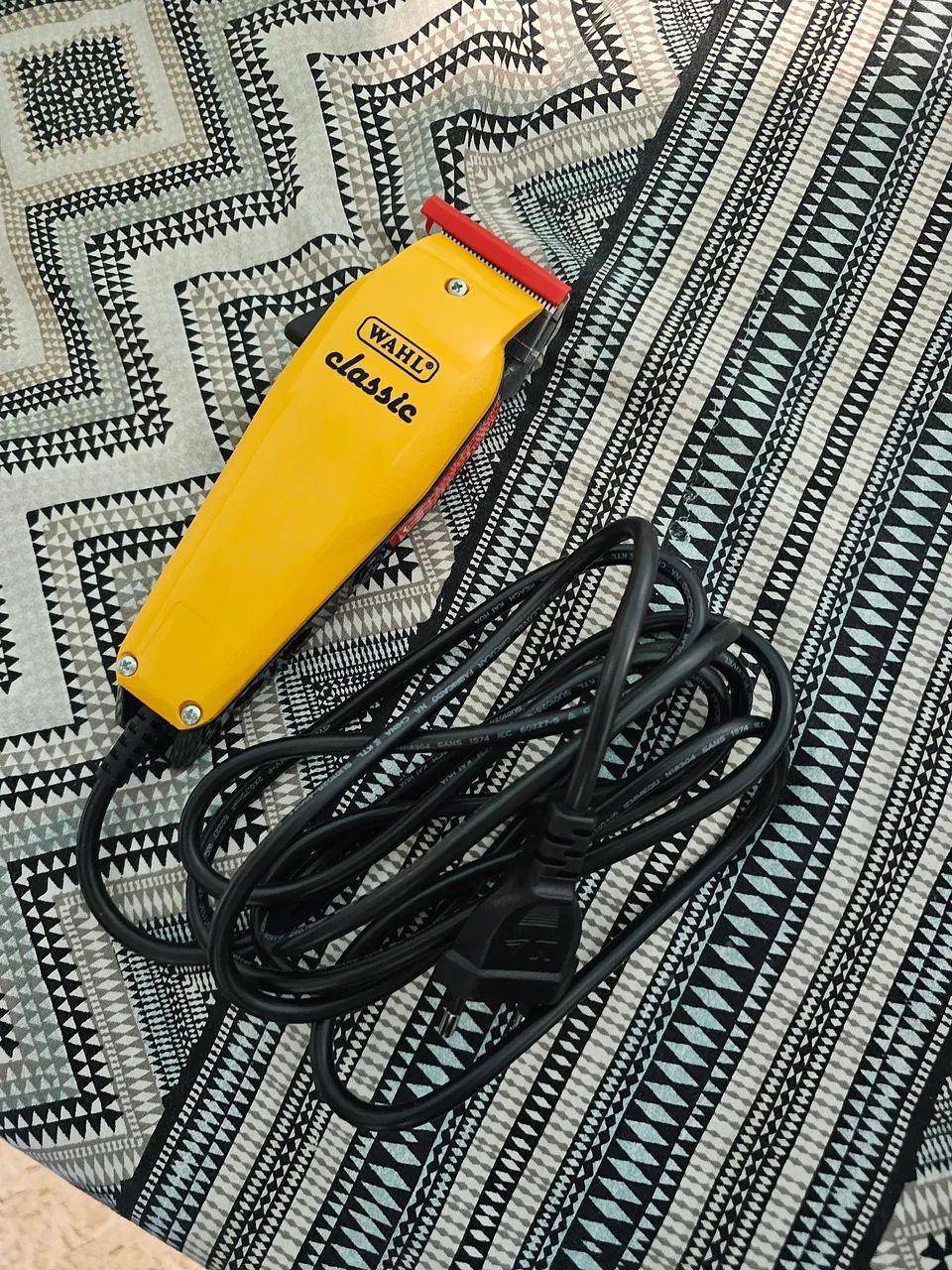 Máquina de Corte de Cabelo Profissional Wahl Classic Amarela - Foto 2