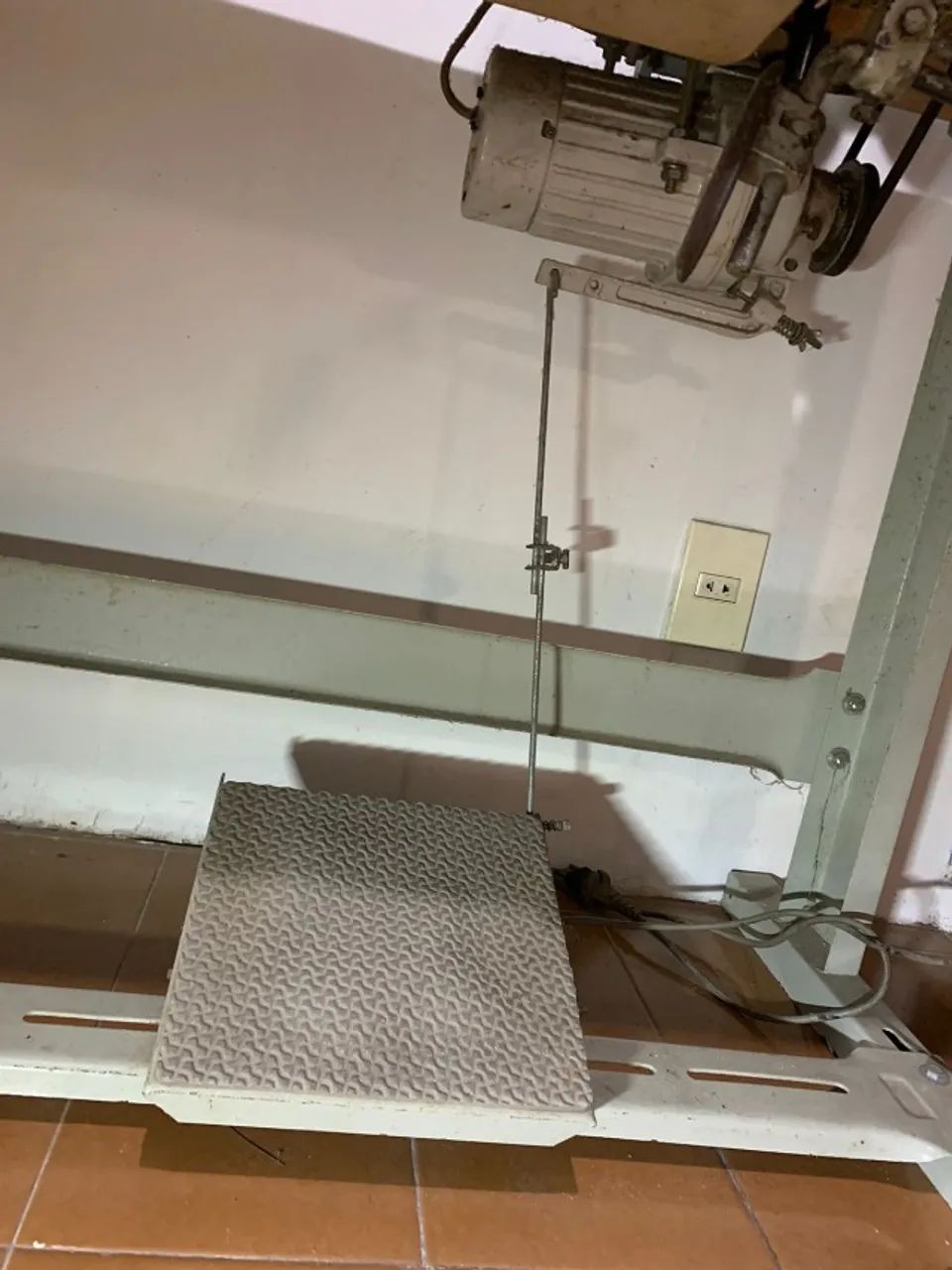 Maquina de Costura Industrial PFAFF Modelo 563 Reta Excelente estado c Mesa e Motor Origin - Foto 5