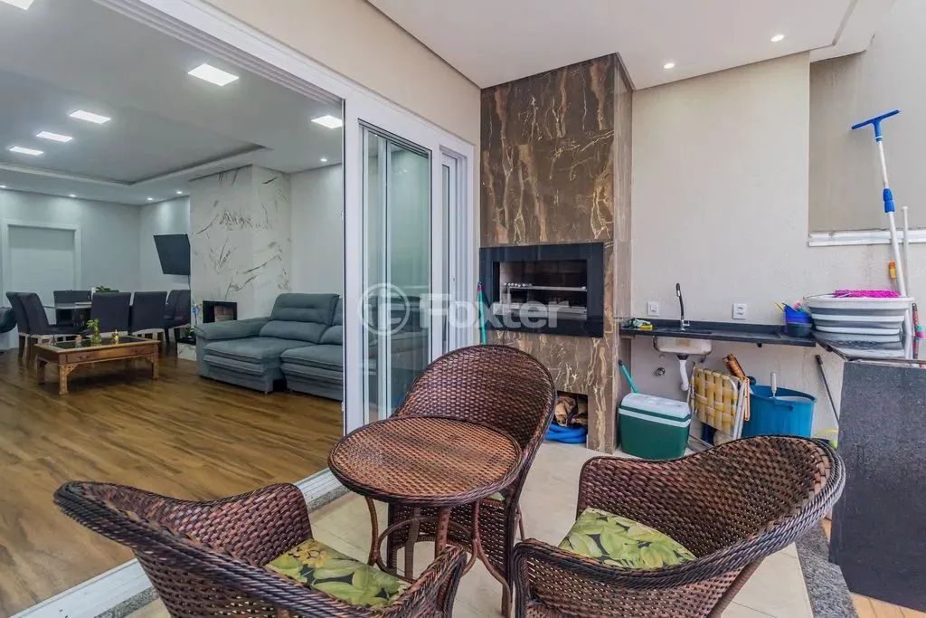 Casa no Bairro Guarujá 04 dormitórios com lareira, espaço gourmet e churrasqueira, piscina