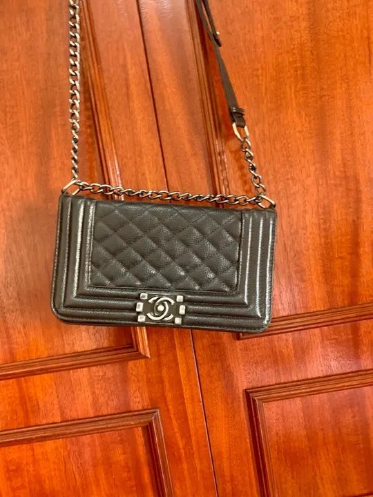 Bolsa preta com detalhes dourados , como nova  - Foto 3