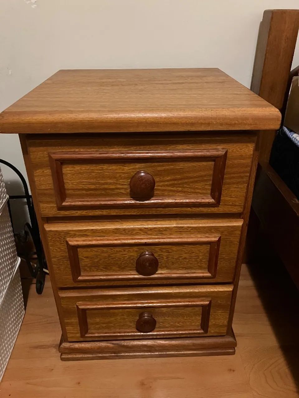 Mesa de cabeceira em madeira maciça 64352682854787120