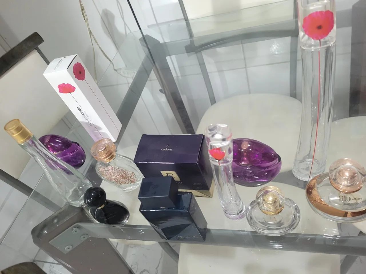 Vidro de perfume vazio 
