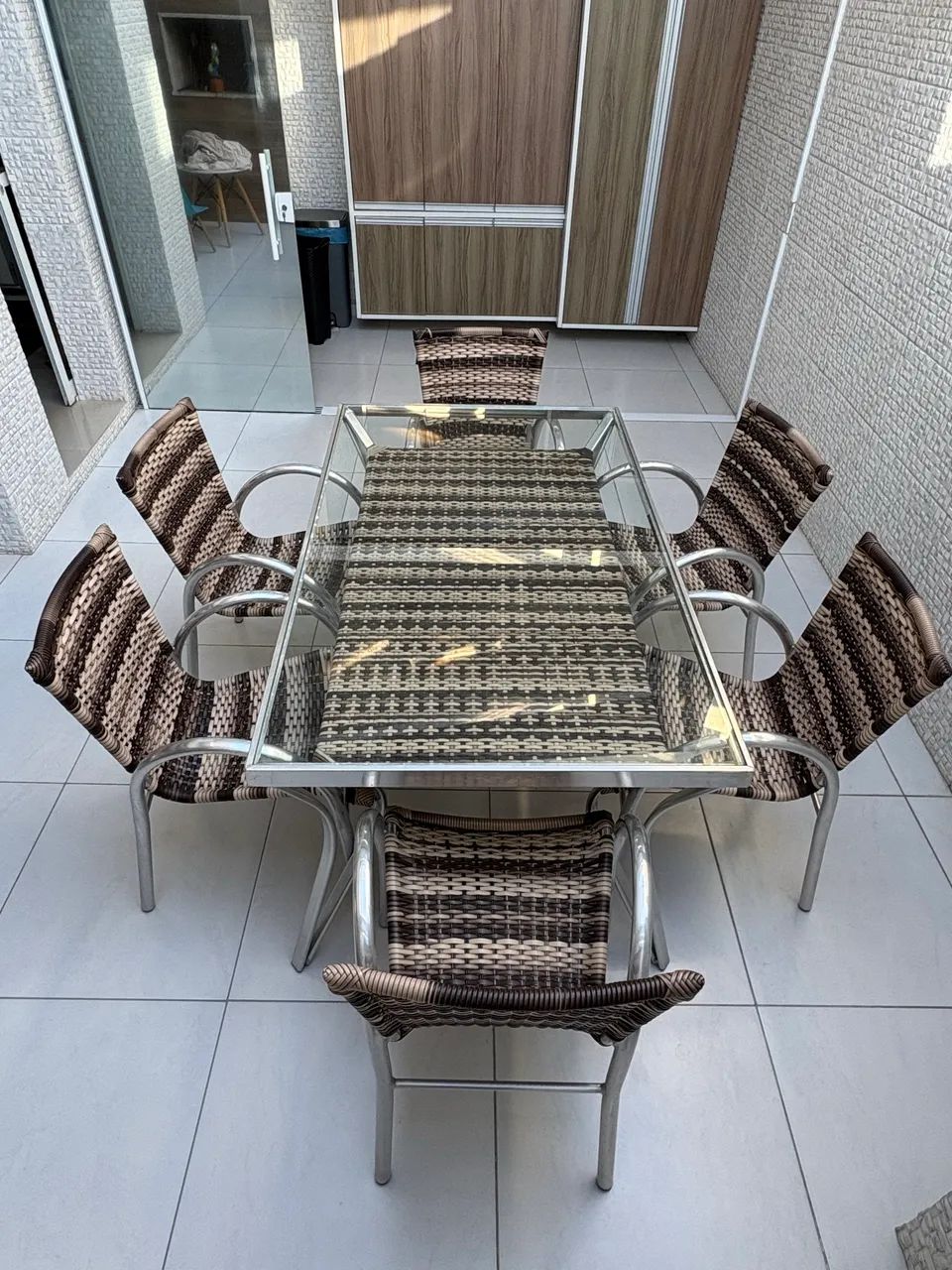 Mesa em alumínio e vidro com 6 cadeiras - Foto 2