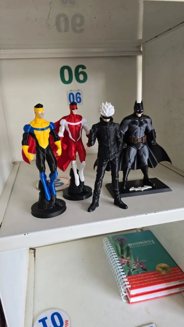 ACTION FIGURE - SATORU GOJO - INVENCÍVEL E BATMAN
