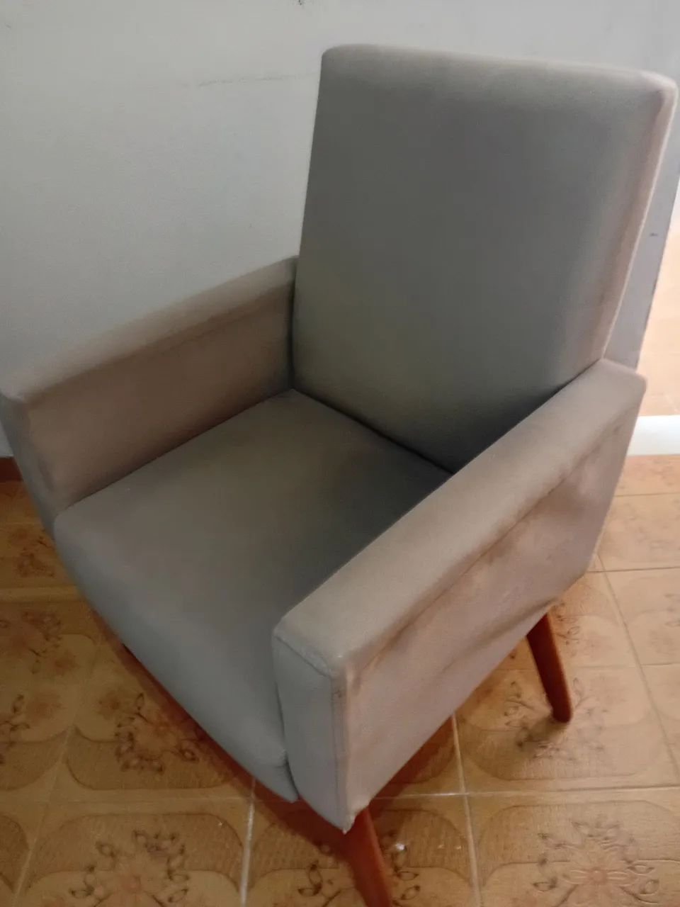 Vendo Poltrona Almofadada 