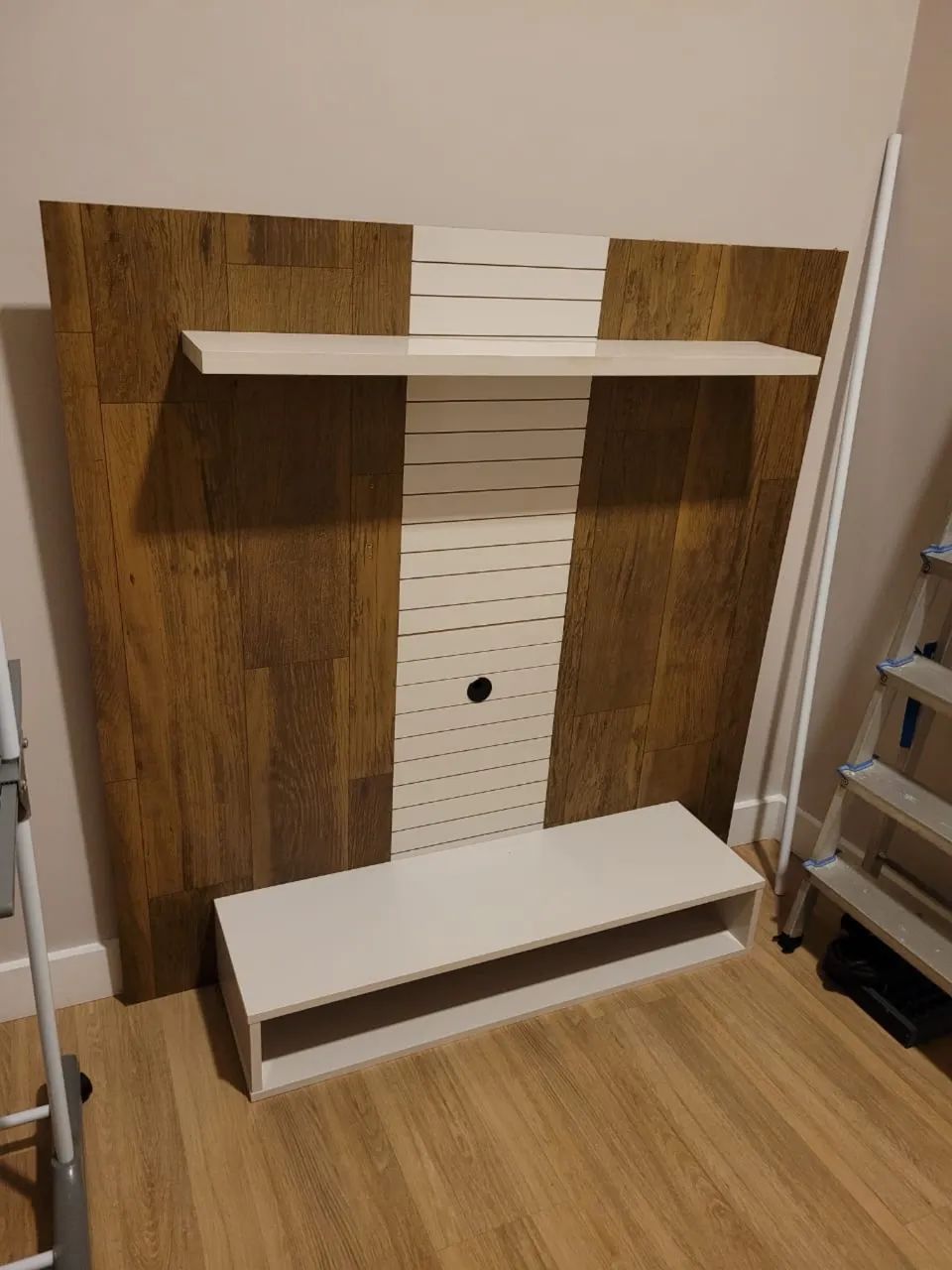 Painel de TV Branco e Madeira