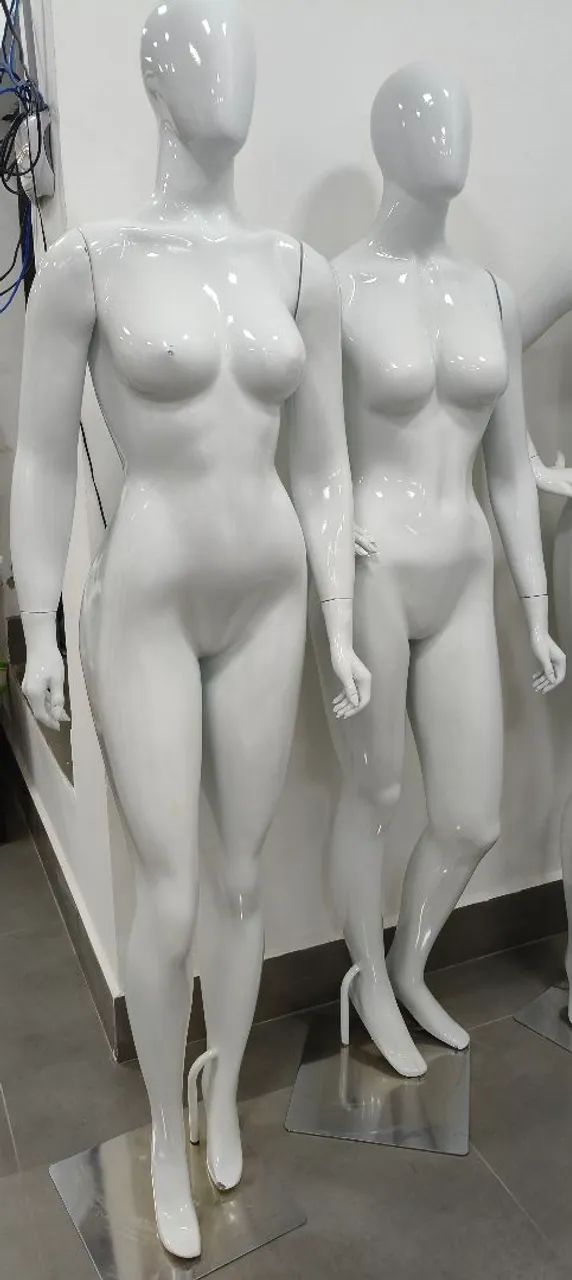 4 MANEQUINS DE FIBRA FEMININO 