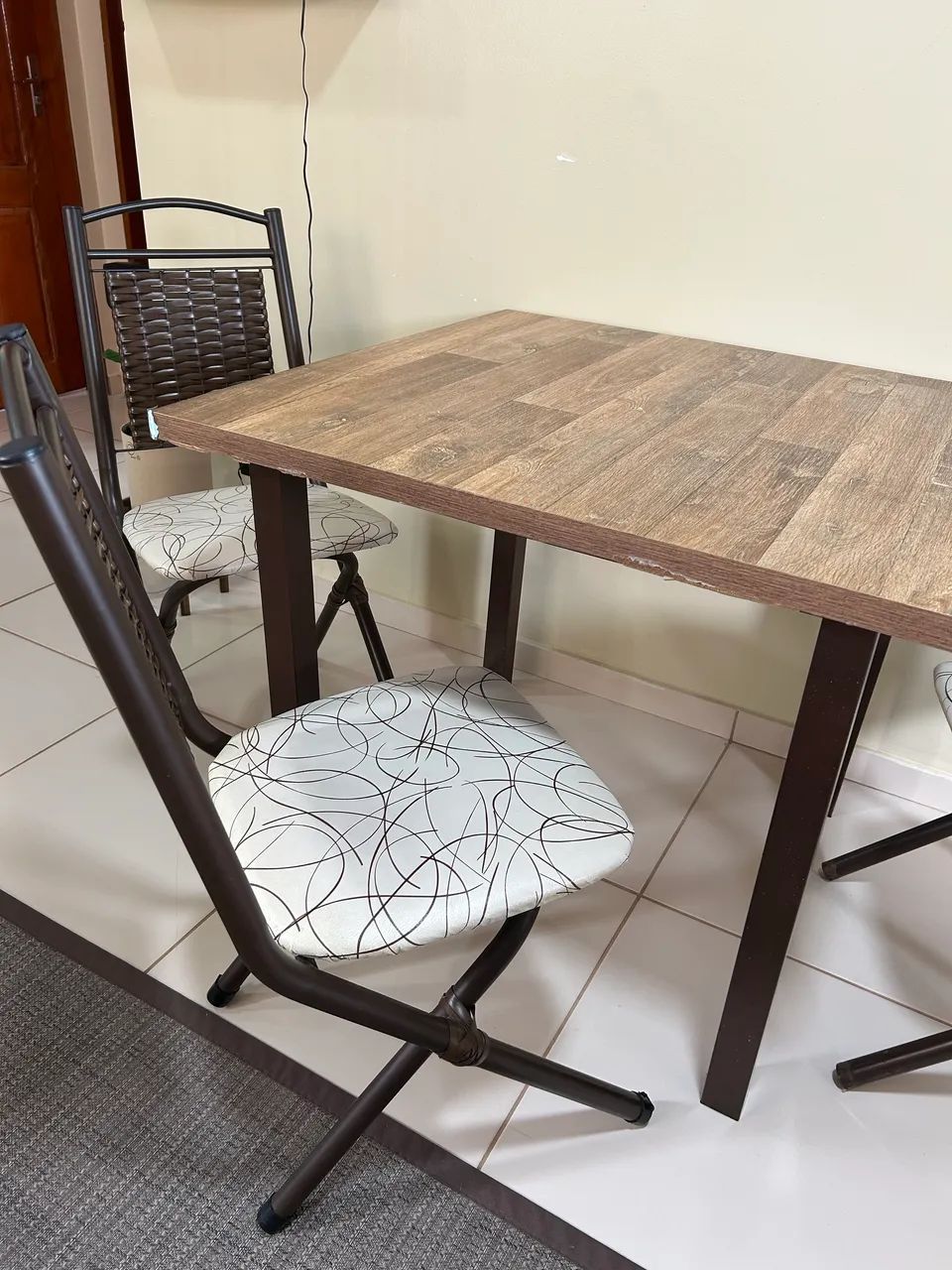 Mesa de jantar + três cadeiras - Foto 5