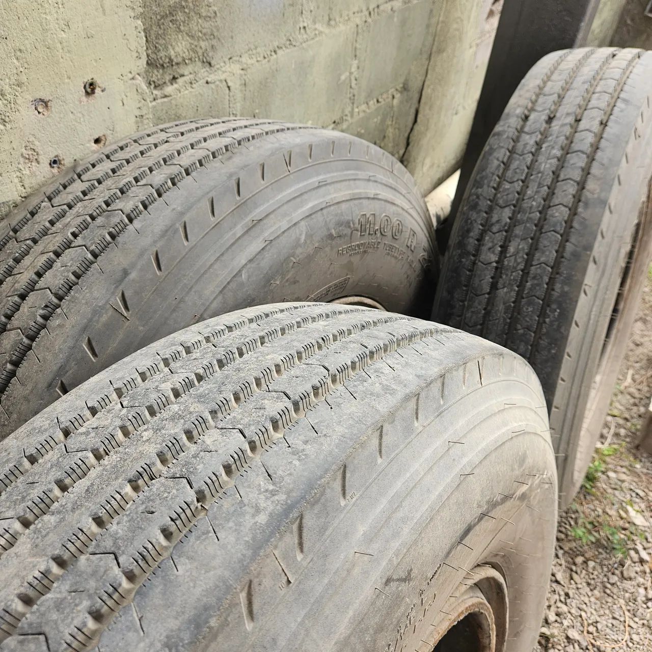 Pneus 1100 R22