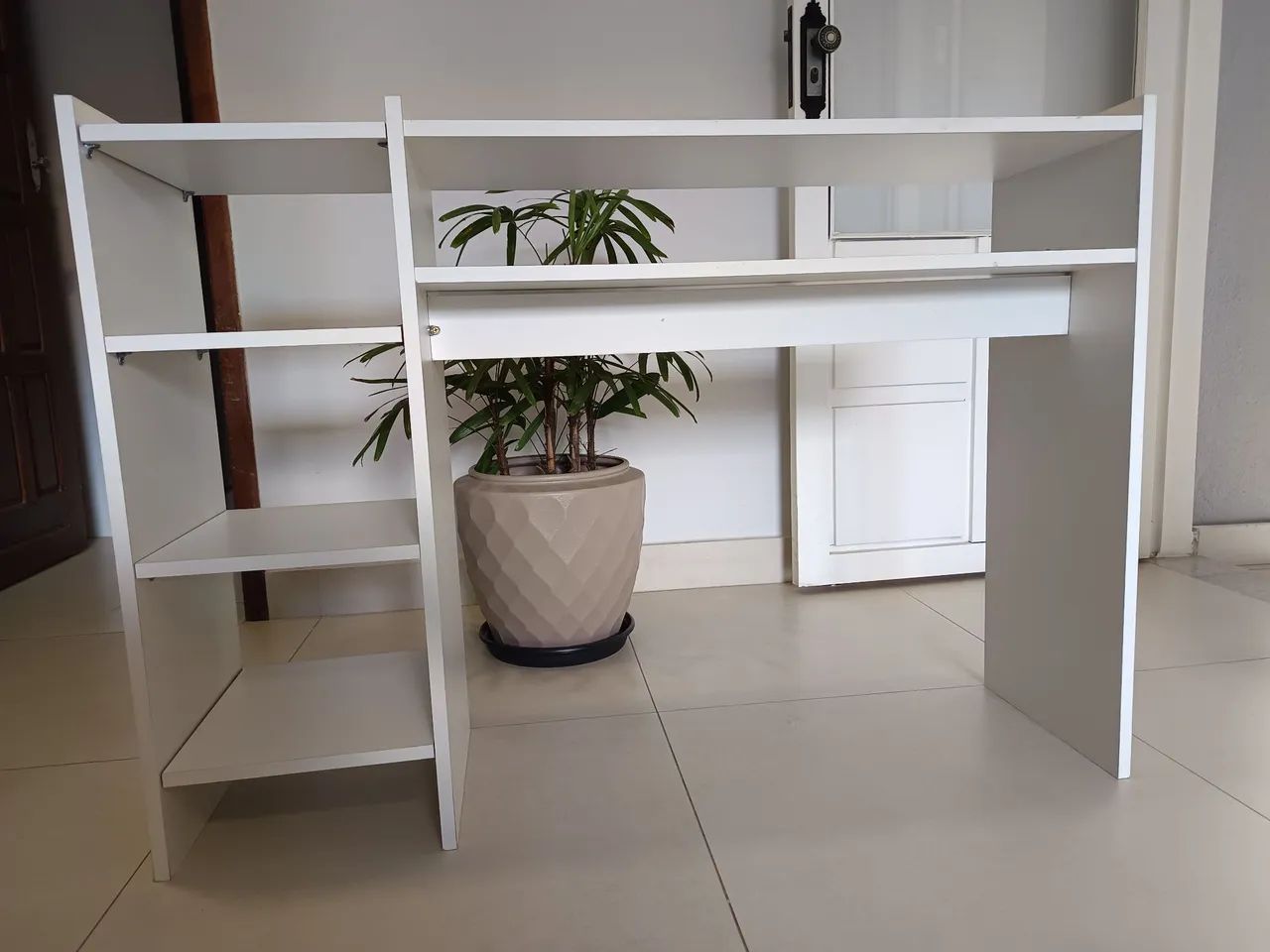 Mesa com prateleiras