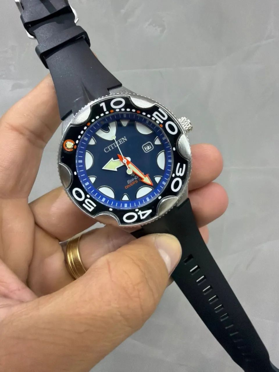 Relógio Citzen orca pulseira de silicone  - Foto 4