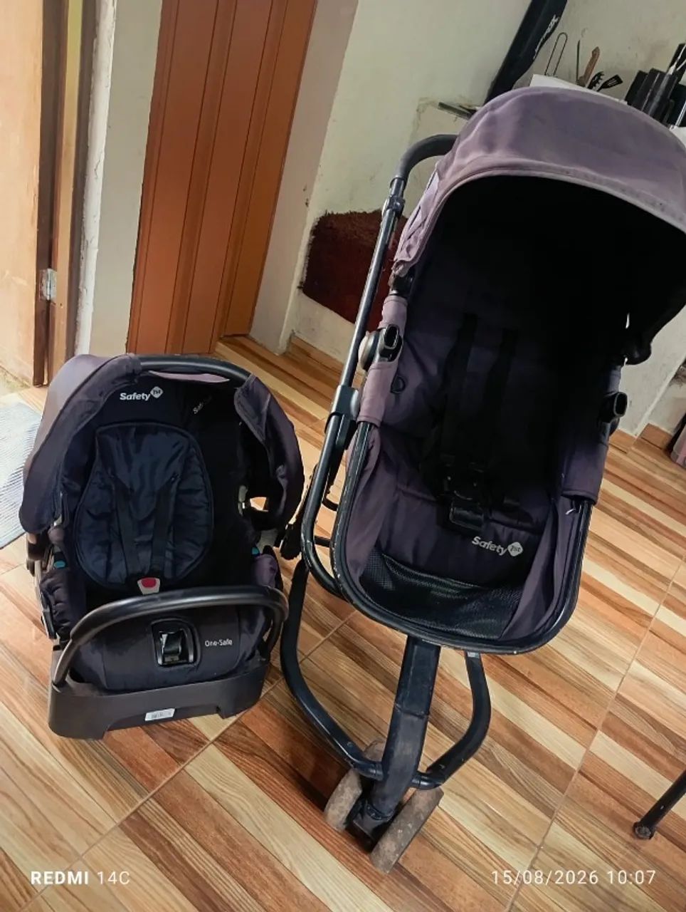Carrinho de bebê com o bebê conforto  - Foto 2