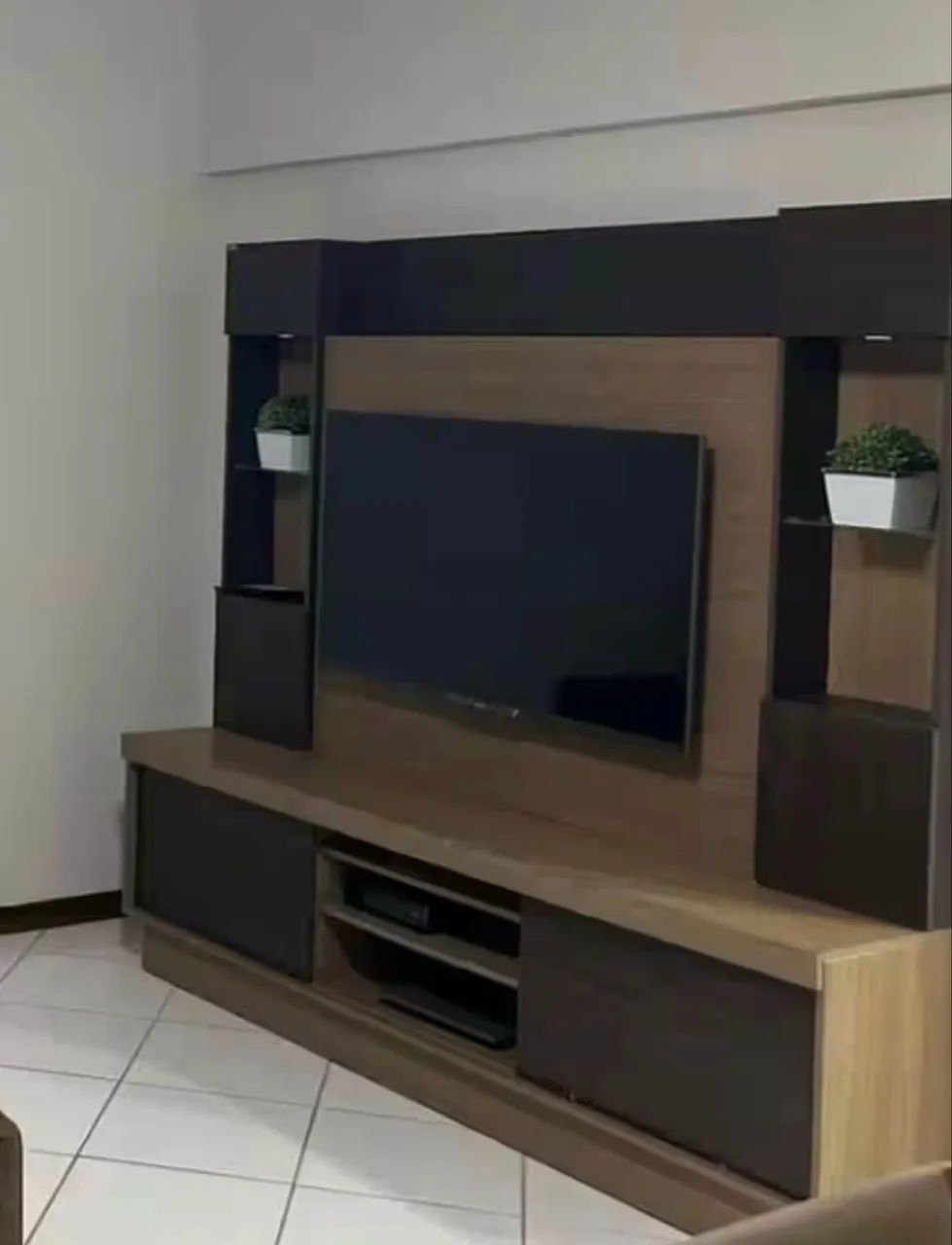 Painel para TV com rack.